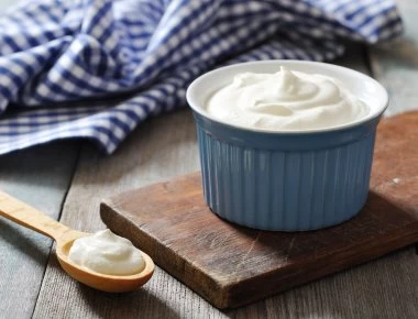 Γιατί πρέπει να αποθηκεύουμε τα γιαούρτια γυρισμένα ανάποδα στο ψυγείο;